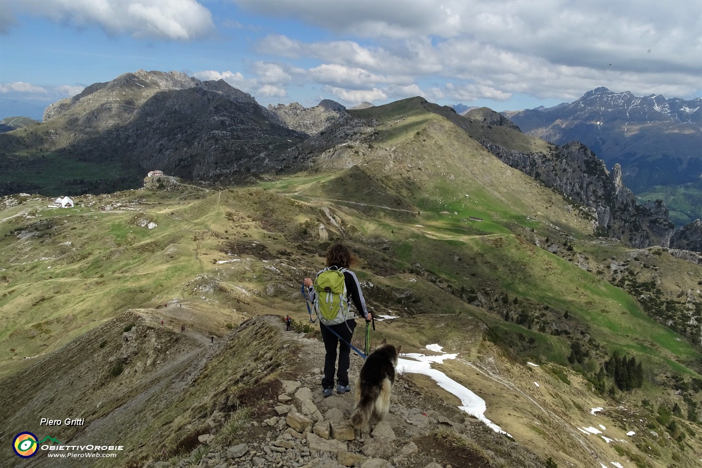 58 In ripida tormentata discesa dal Sodadura sulla cresta della dorsale nord-est con vista in Cima di Piazzo e Zuccone Campelli.JPG